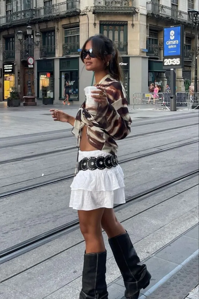 Look Urban Chic: Mini Falda Blanca y Botas Altas Negras de ootd para argentina