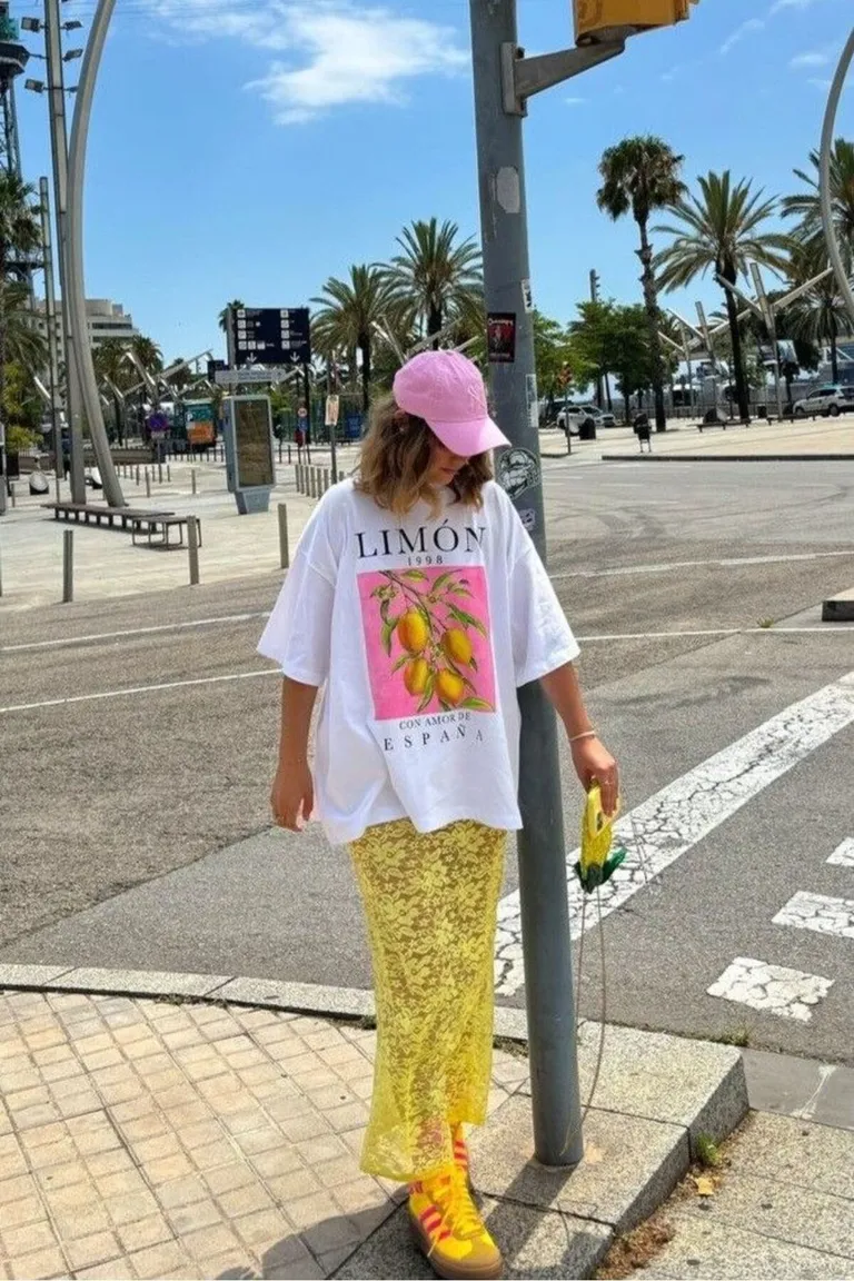 Look Veraniego: Estilo Y2K con Toques Neón y Estampados de ootd para argentina