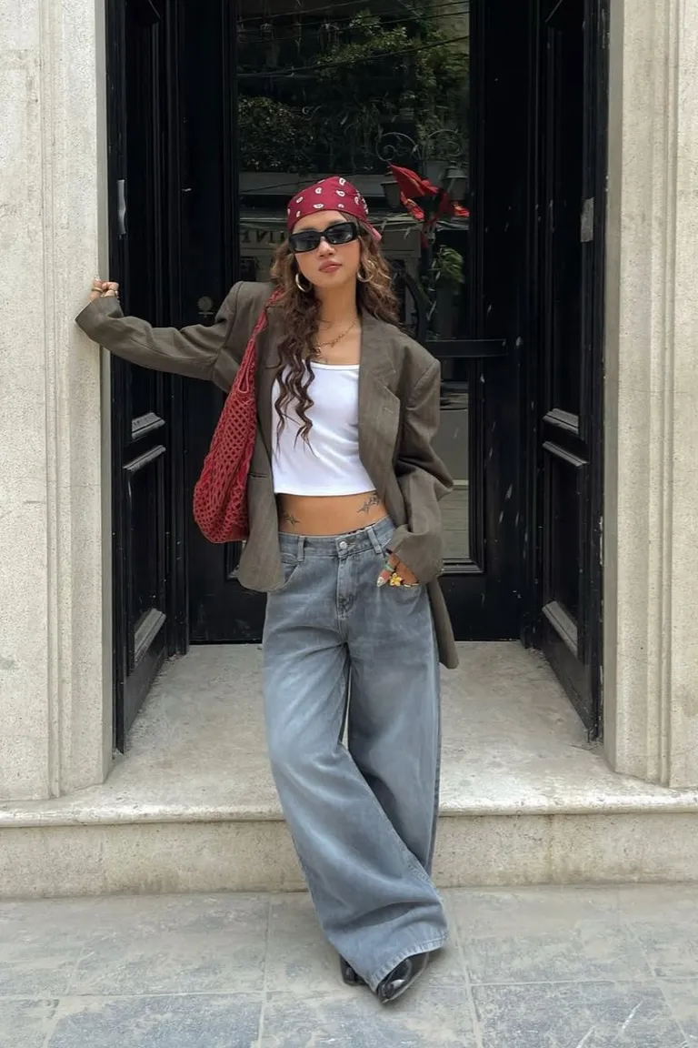 Street Style: Baggy Jeans Y Crop Top Para Un Look Casual Chic de ootd para argentina