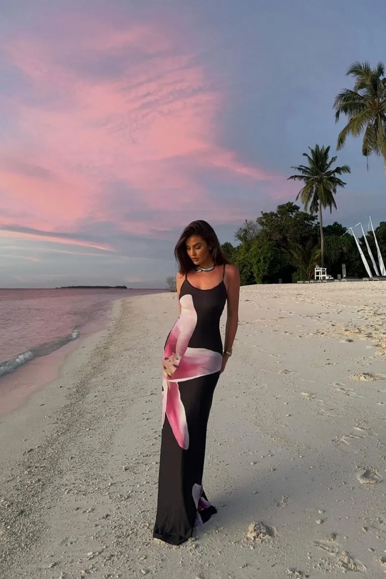Elegancia Costera: Vestido Negro con Rosa al Atardecer de ootd para argentina