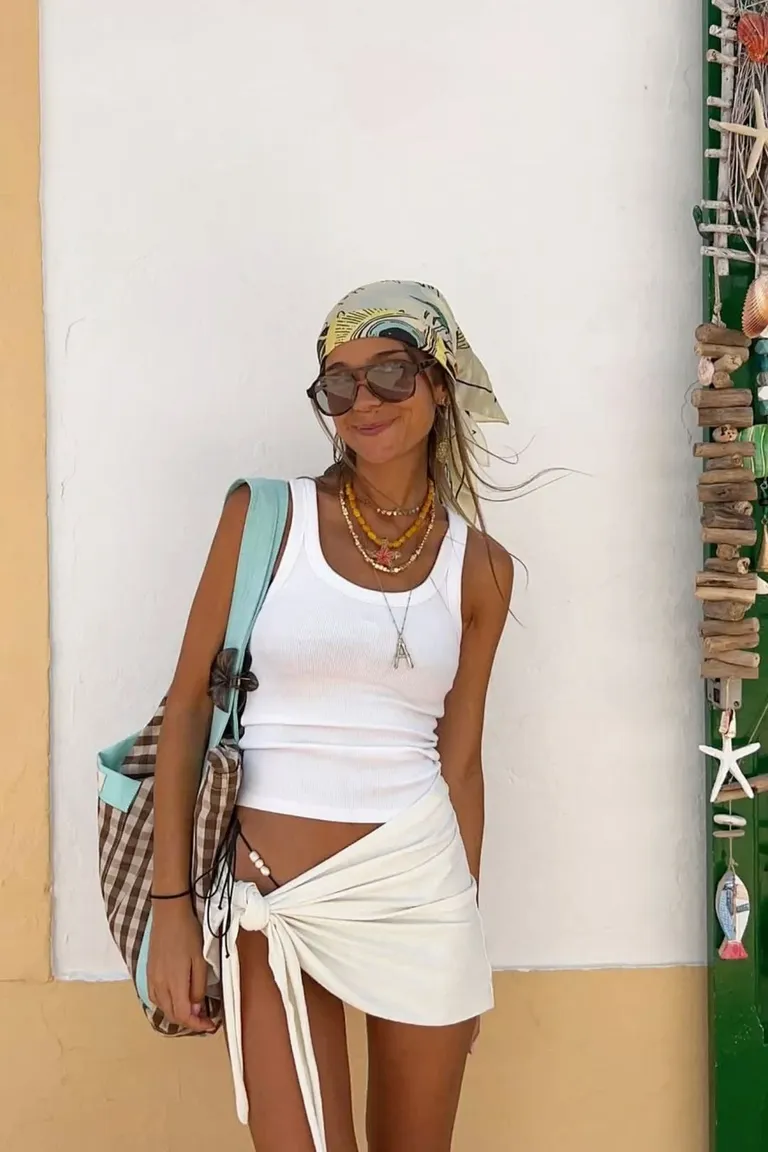 Look Veraniego: Top Blanco Anudado con Estilo Casual Chic de ootd para argentina