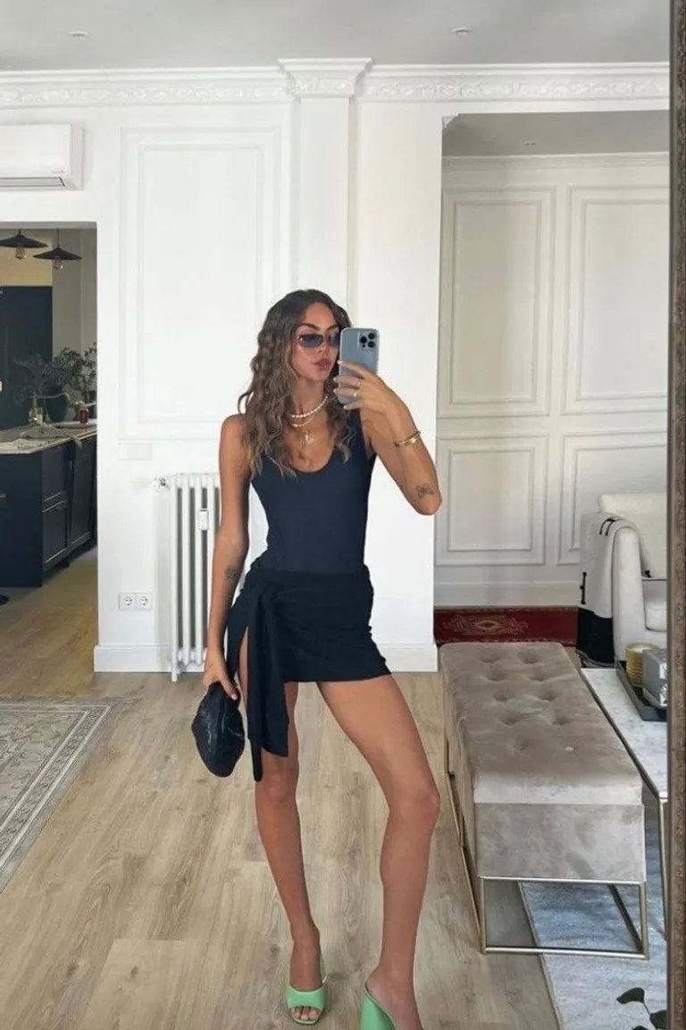 Look deportivo minimalista con detalles neón de ootd para argentina