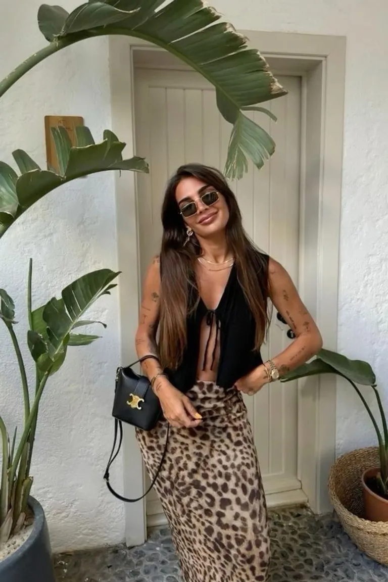 Look Chic: Estampado Animal + Top Negro para un Estilo Tropical de ootd para argentina