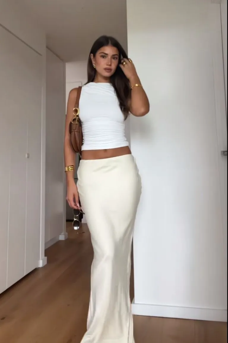 Look Minimalista: Falda Larga y Top Crop Blancos para Ocasiones Especiales de ootd para argentina