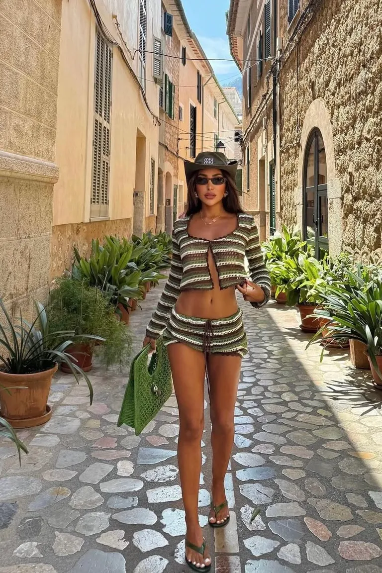 Look Casual Chic Mediterráneo: Conjunto Rayas para Verano de ootd para argentina