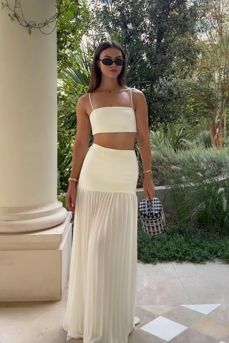 Vestido Blanco Minimalista con Corte Imperio para Verano de ootd para argentina