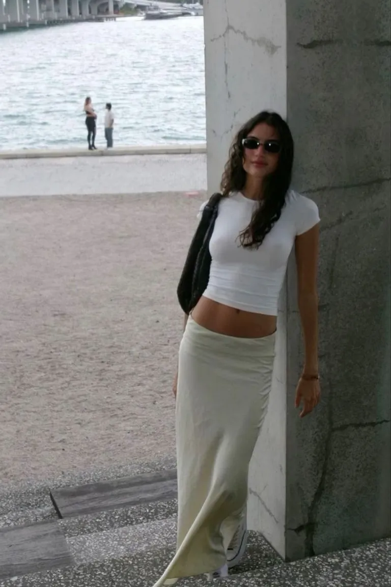 Look Minimalista Veraniego: Conjunto Total White con Crop Top de ootd para argentina