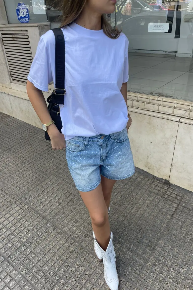Look Casual Chic: Básicos Atemporales en Denim y Blanco de sofidelfabro para argentina