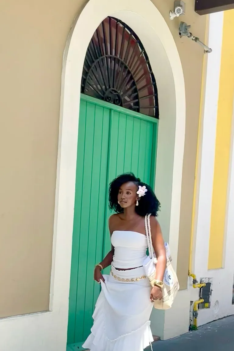 Vestido de Novia Elegante con Escote Strapless en Entorno Colonial de ootd para argentina