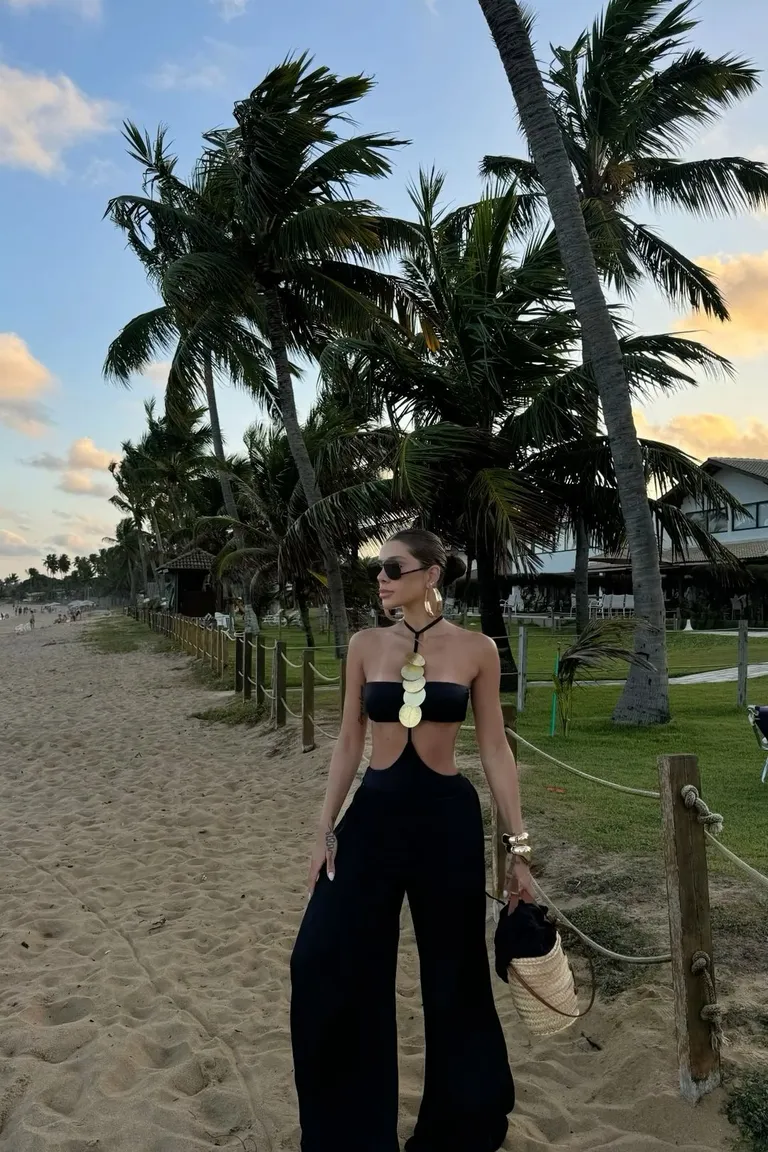 Look Total Black Veraniego en la Playa de ootd para argentina
