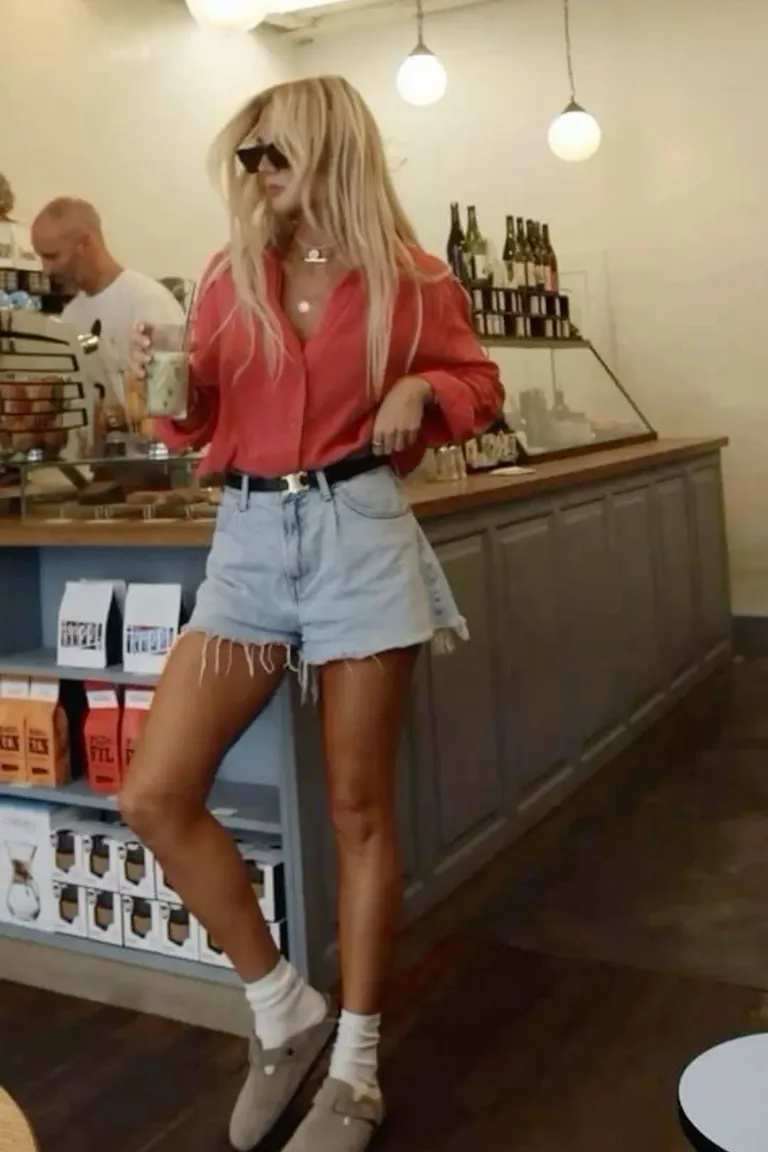 Look Casual Chic: Camisa Rosa y Shorts Denim para Verano de ootd para argentina