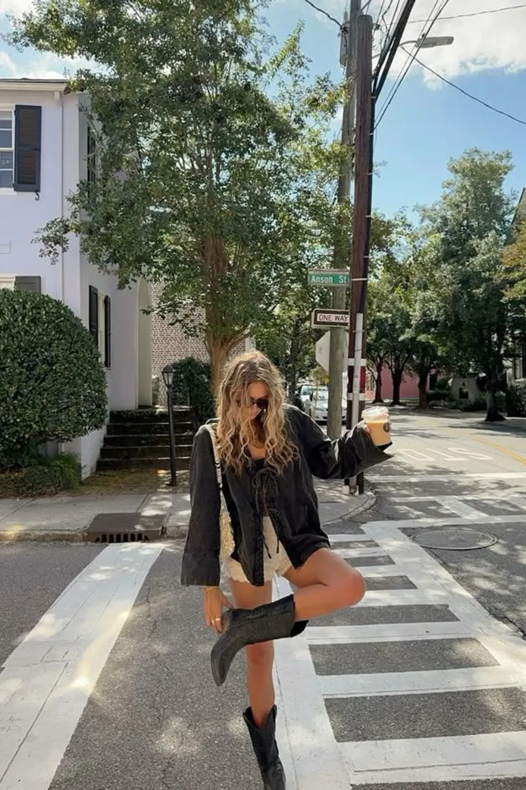 Look Otoñal Chic: Botas Altas y Chaqueta Negra de Cuero de ootd para argentina