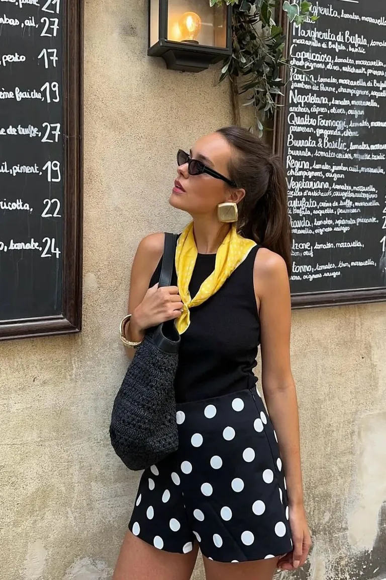 Look Veraniego: Lunares en Blanco y Negro con Toque Amarillo de ootd para argentina