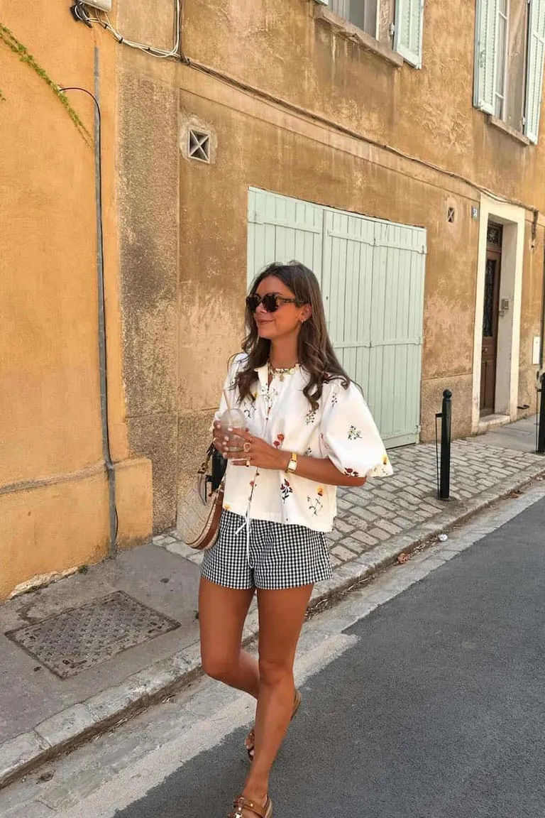 Look Veraniego Casual: Short Blanco y Camisa Cuadros de ootd para argentina