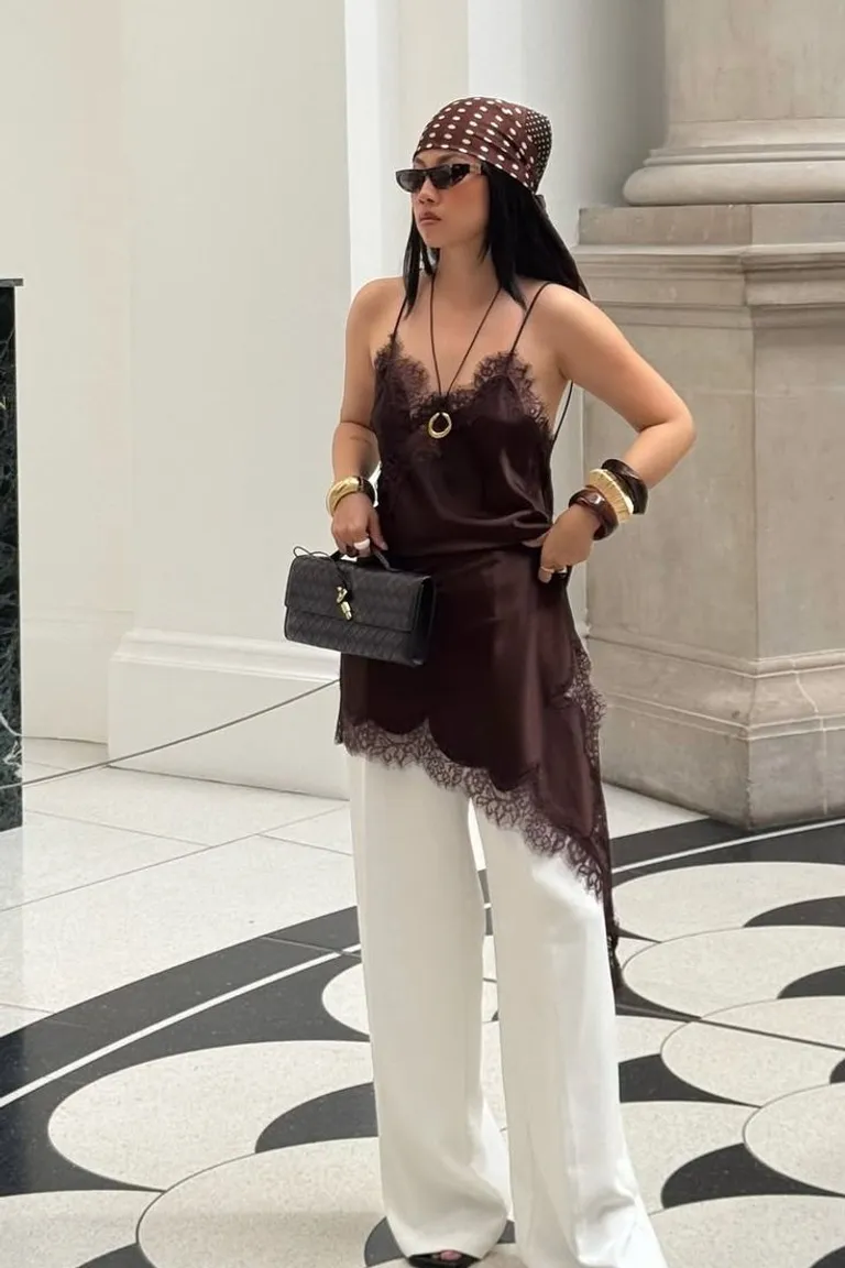 Look Y2K: Top Lencero y Pantalón Wide Leg con Accesorios Vintage de ootd para argentina