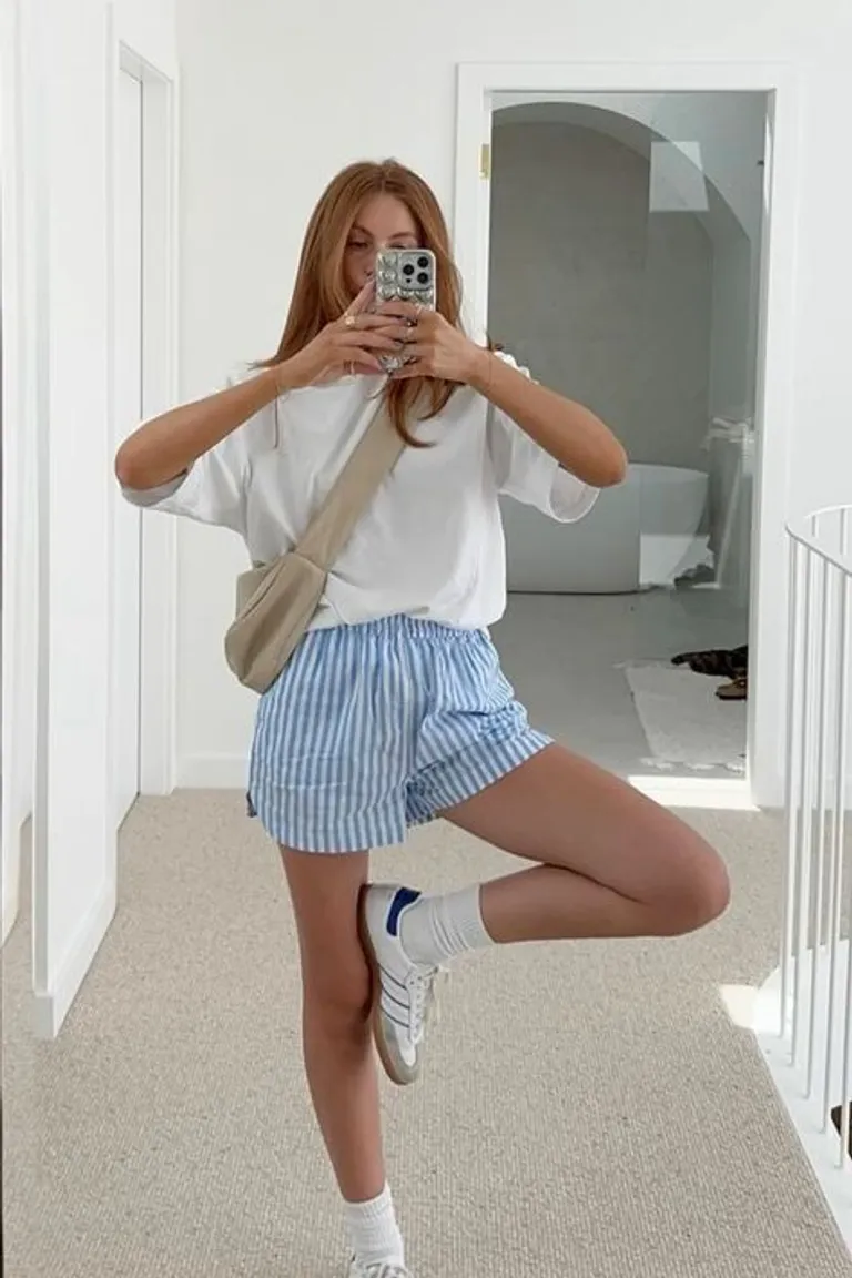 Look Casual Veraniego: Shorts de Rayas y Camiseta Blanca Oversize de ootd para argentina