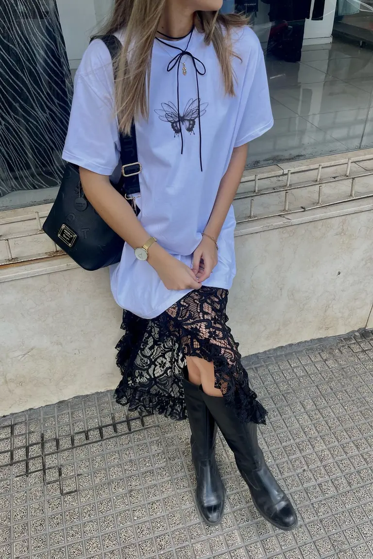 Look Urban-Chic: Vestido Blanco con Falda de Encaje y Botas de Lluvia de sofidelfabro para argentina
