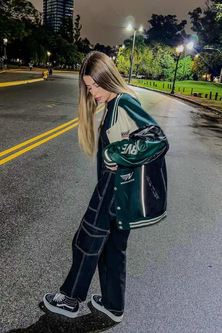 Look Deportivo Varsity: Chaqueta Verde y Negro con Estilo Retro de ana_zuniga22 para argentina