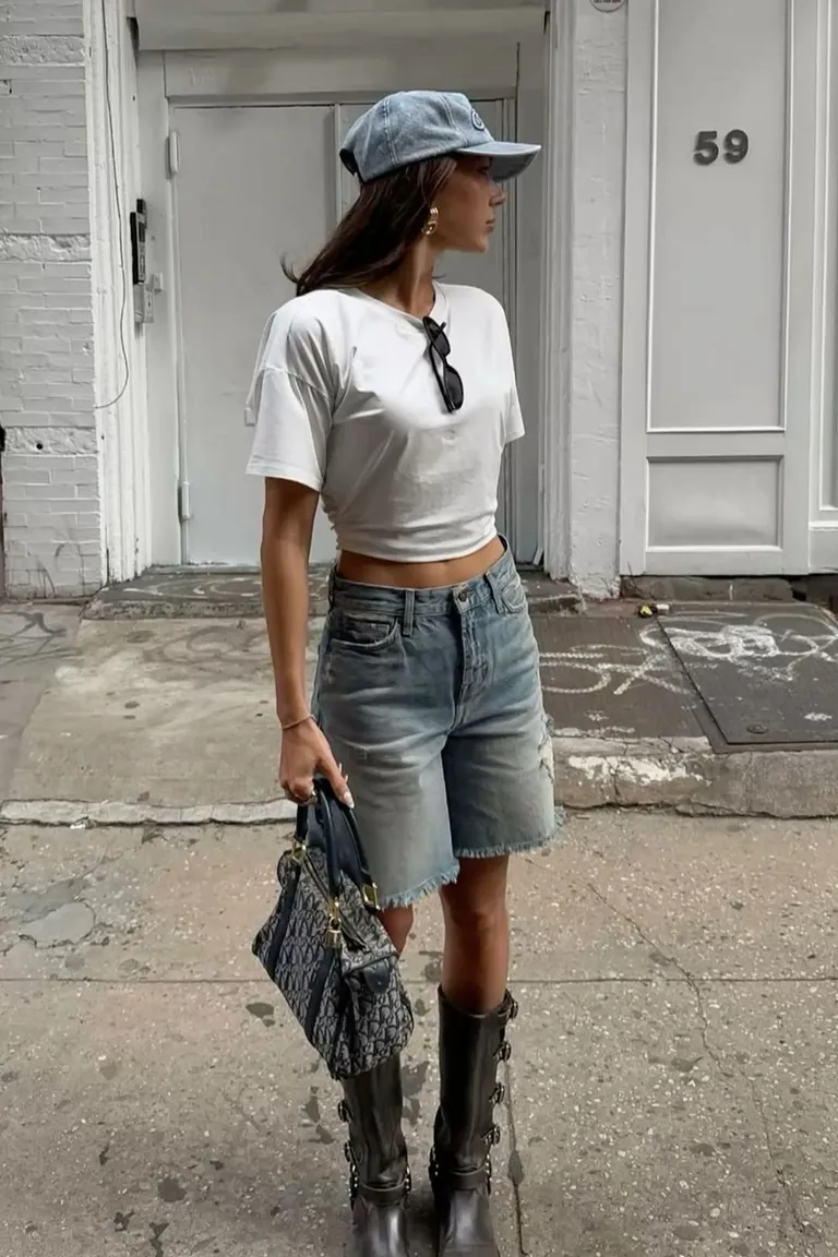 Look Casual Chic: Denim y Crop Top Blanco para Verano de ootd para argentina