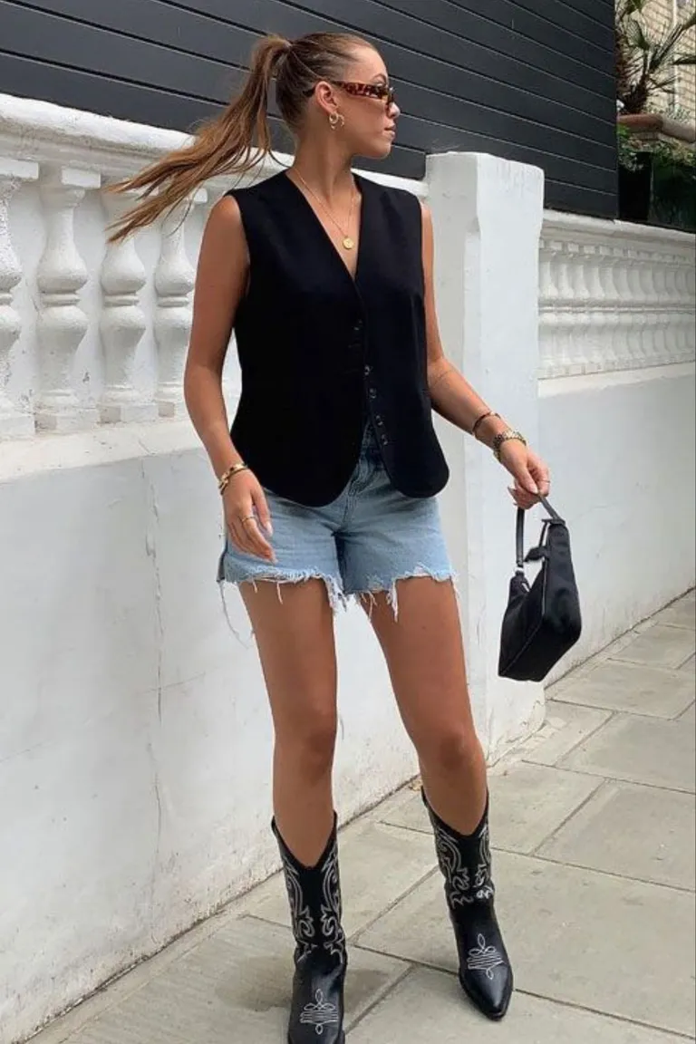 Look Casual Chic: Chaleco Negro + Shorts Denim + Botas Cowboy de ootd para argentina