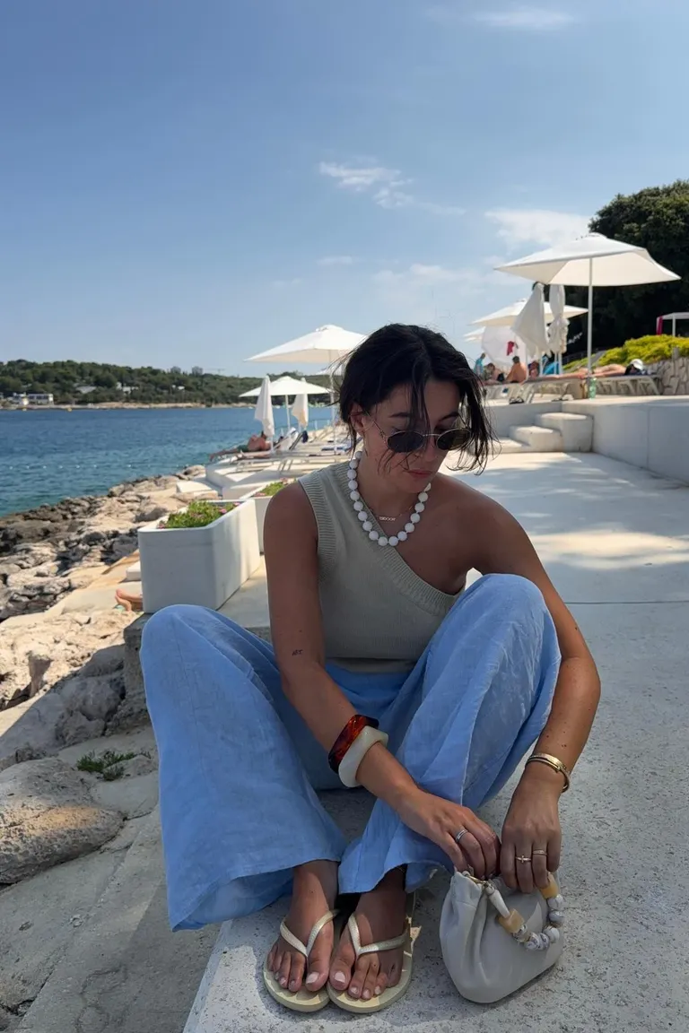 Look Veraniego en Azul Celeste a la Orilla del Mar de ootd para argentina