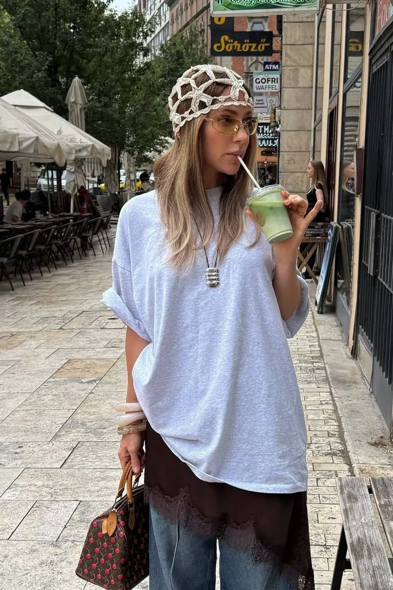 Look Casual Chic: Jeans Acampanados y Camiseta Oversize de ootd para argentina