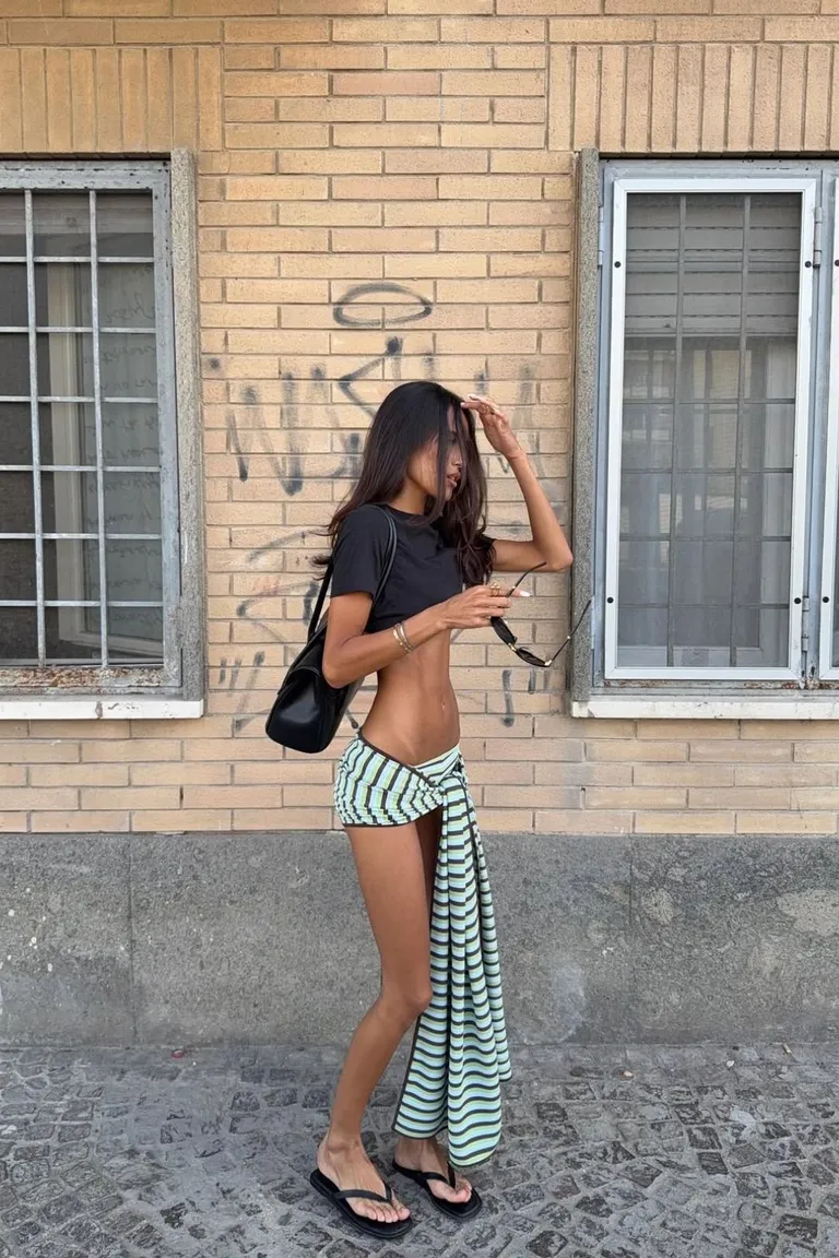 Look Veraniego Casual: Shorts Negros y Pañuelo Menta a Rayas de ootd para argentina