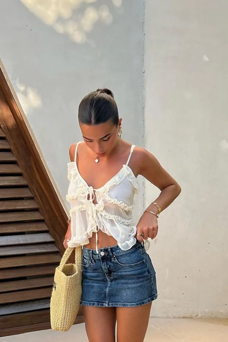 Look Veraniego: Mini Falda Denim y Top Boho Blanco de ootd para argentina