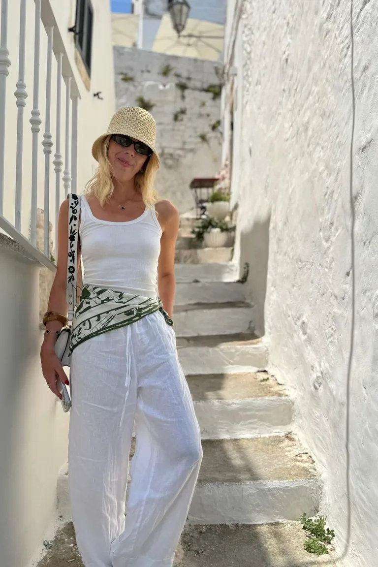 Estilo Mediterráneo: Look Total White con Detalles Verdes de ootd para argentina
