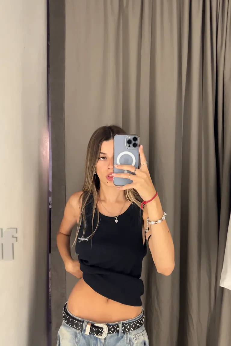 Look Casual Chic: Top Negro Ajustado y Jeans con Cinturón de ana_zuniga22 para argentina