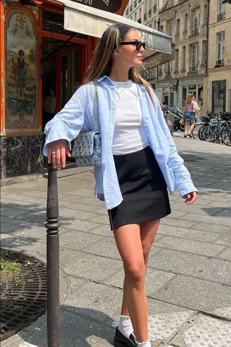 Look Casual Chic: Camisa Vaquera y Minifalda Negra en París de ootd para argentina