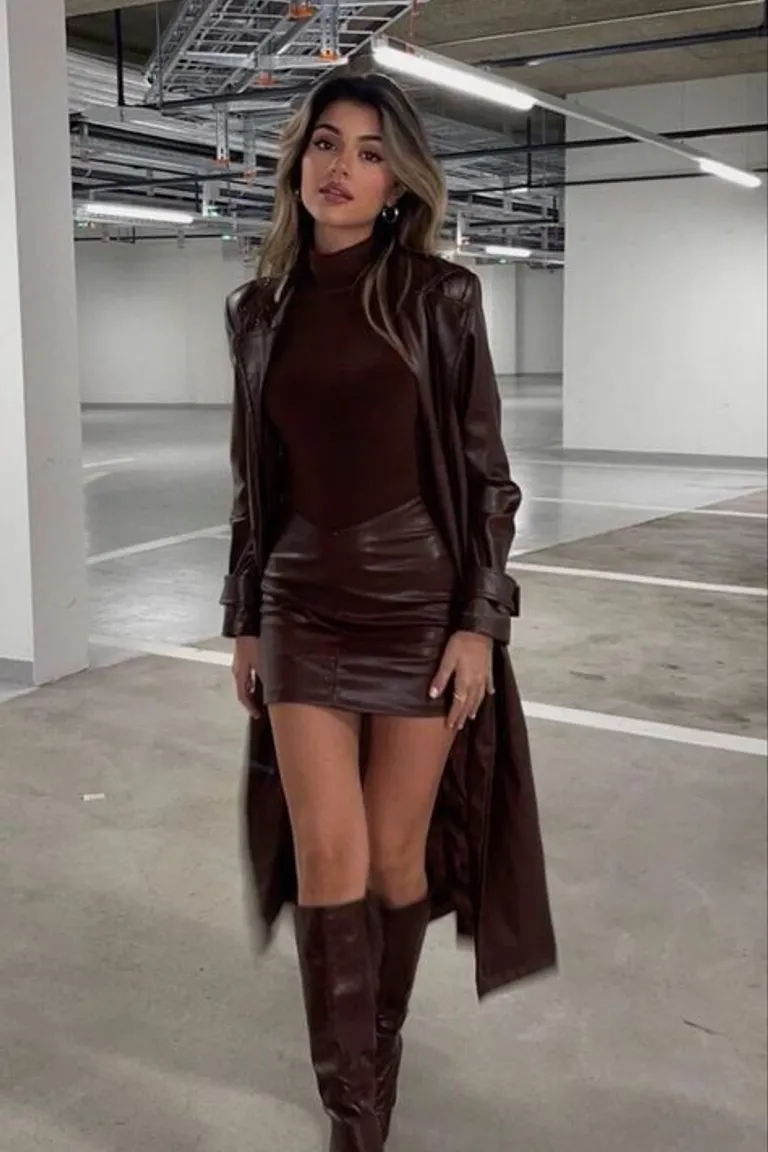Look Total Brown: Mini Vestido Cuero y Botas Altas para Otoño de ootd para argentina