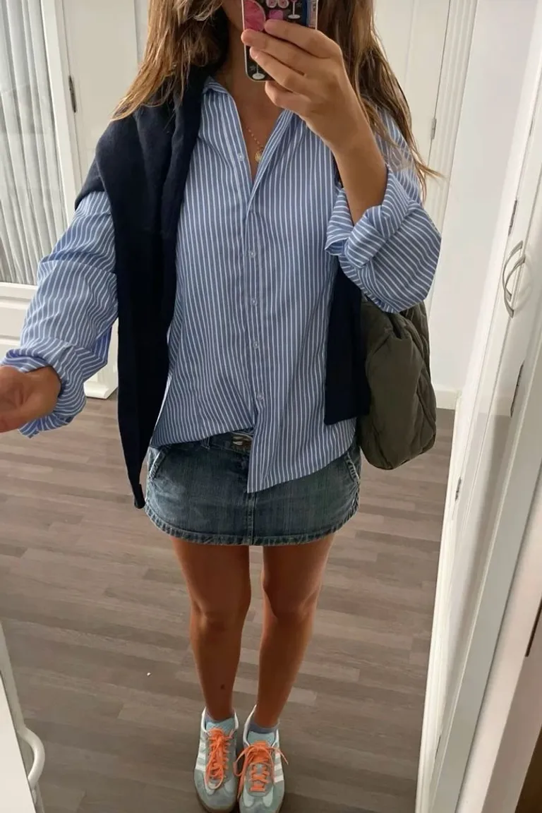 Look Casual Chic: Camisa Rayada y Falda Denim con Toque Deportivo de ootd para argentina