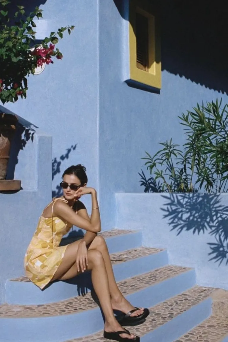 Look Veraniego Elegante: Vestido Amarillo y Gafas de Sol de ootd para argentina