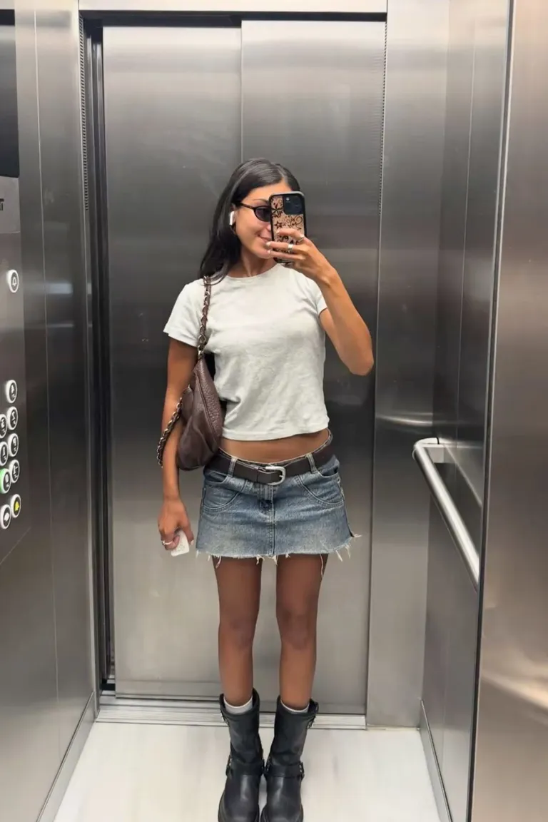 Look Casual Chic: Mini Falda Denim y Crop Top Blanco de ootd para argentina