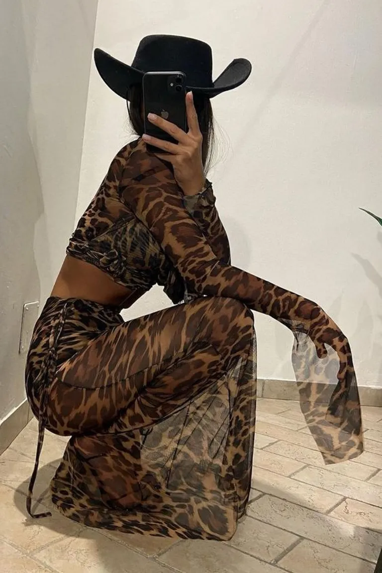 Vestido Animal Print Maxi con Botas Cowboy Negras de ootd para argentina