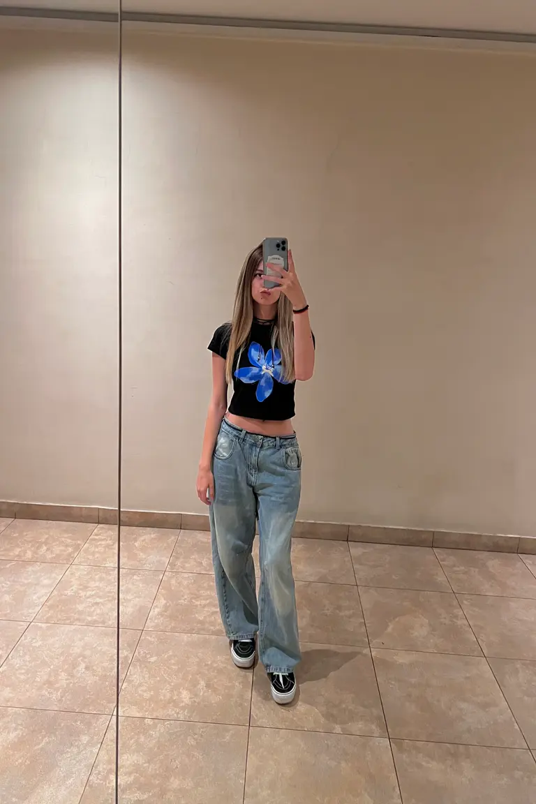 Look Casual Chic: Jeans Vintage y Top Negro Minimalista de ana_zuniga22 para argentina