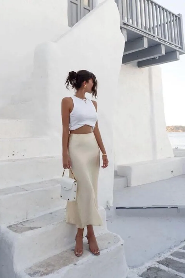 Look Minimalista: Crop Top Blanco y Falda Midi Beige de ootd para argentina