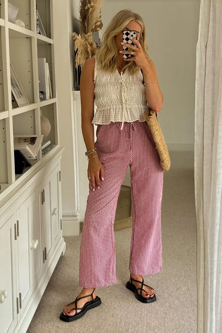 Look Casual Chic: Pantalones Rosa Acanalados y Top Beige de ootd para argentina