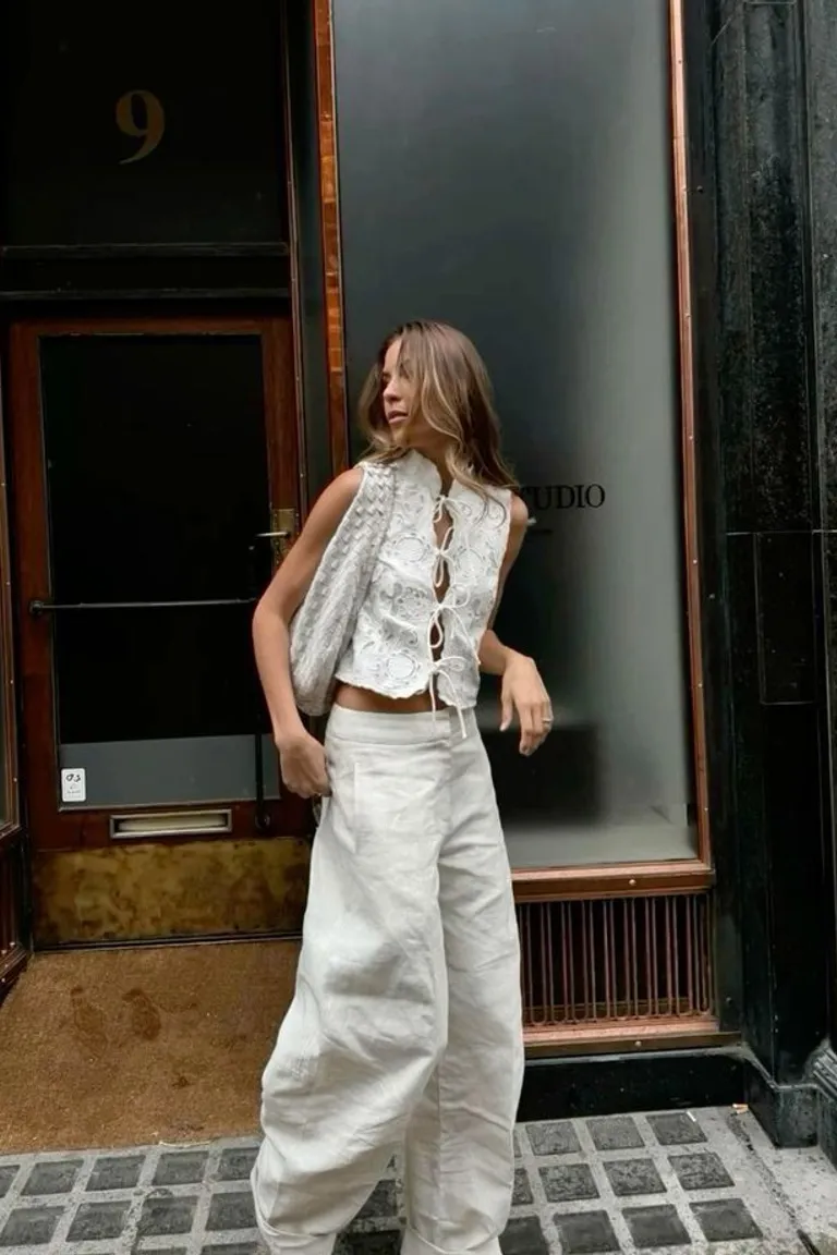 Estilo Veraniego: Total Look Blanco con Detalles Románticos de ootd para argentina