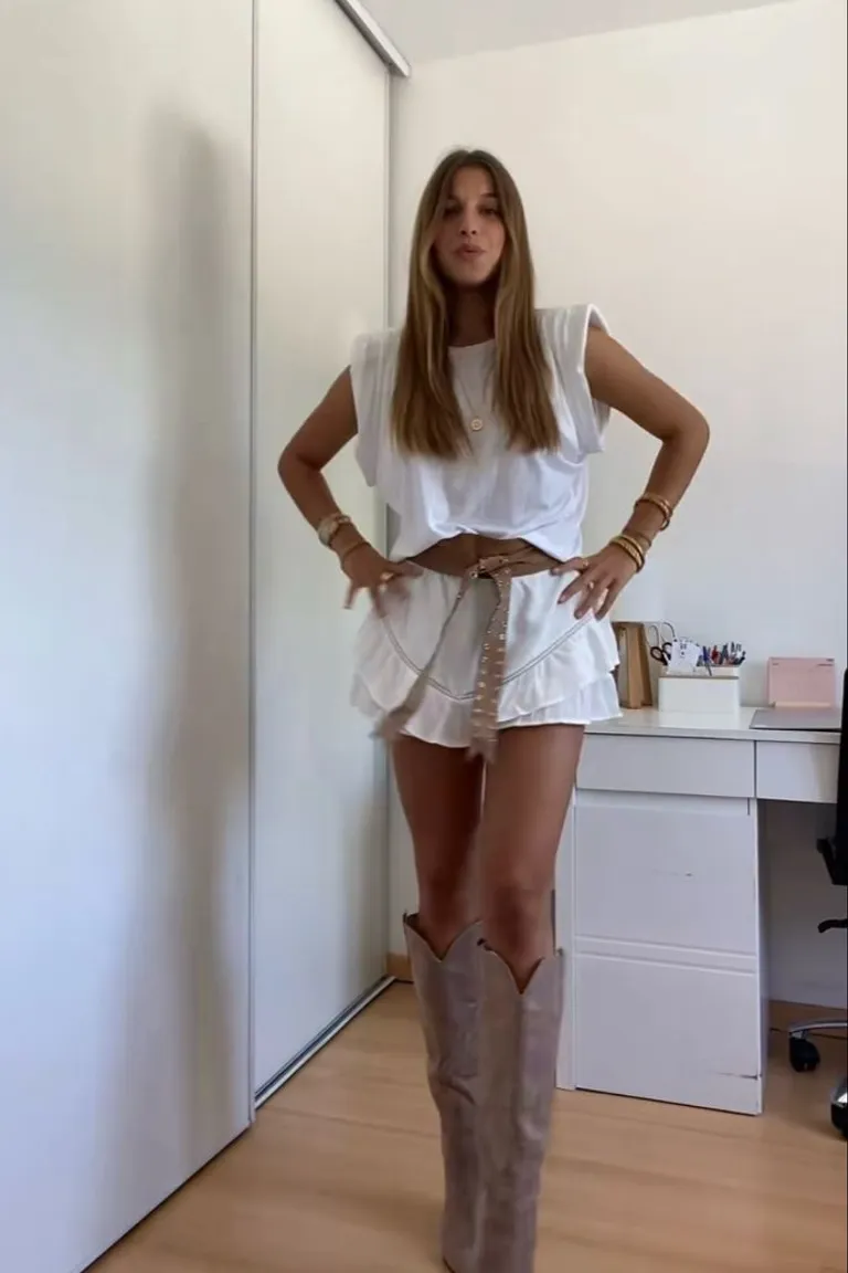 Look Minimalista: Top Blanco y Shorts Cargo Beige para Verano de ootd para argentina