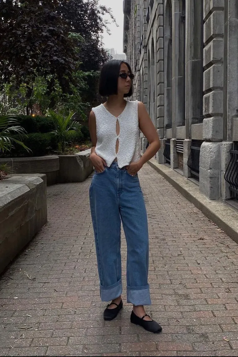 Look Casual Chic: Jeans Anchos y Top Blanco Minimalista de ootd para argentina