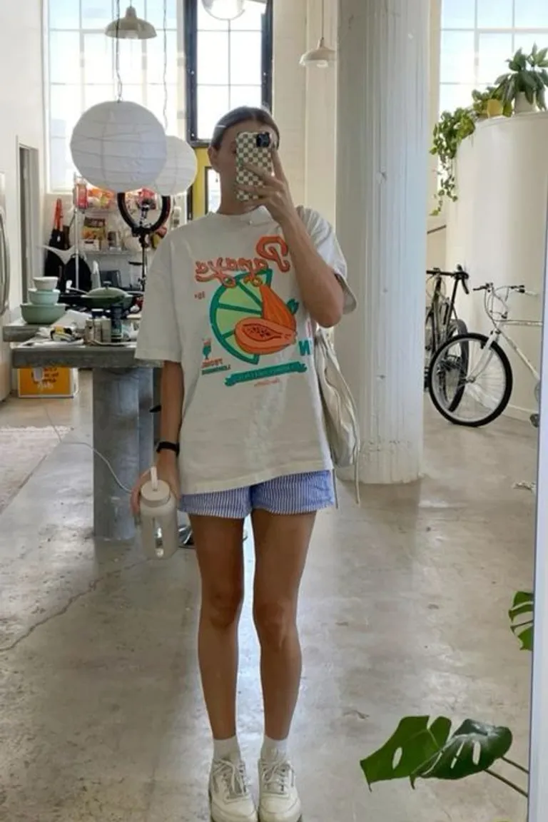 Look Casual Deportivo con Camiseta Vintage y Shorts Denim de ootd para argentina