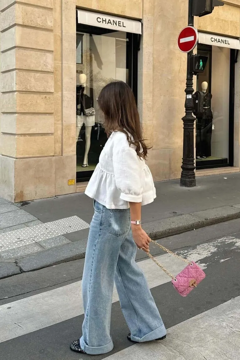 Estilo Casual Chic: Denim Vintage y Blusa Blanca frente a Chanel de ootd para argentina
