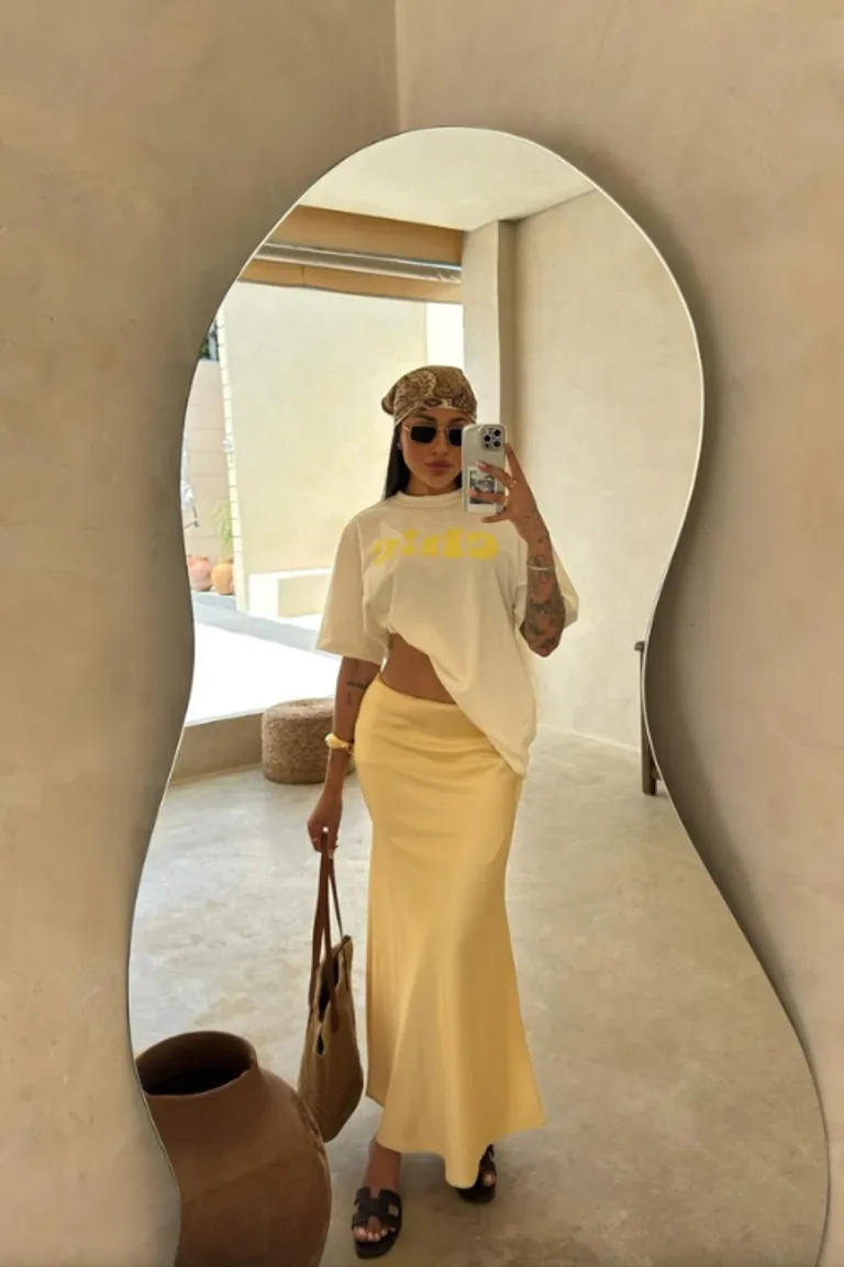 Look Veraniego en Amarillo Pastel con Elegante Toque Minimalista de ootd para argentina
