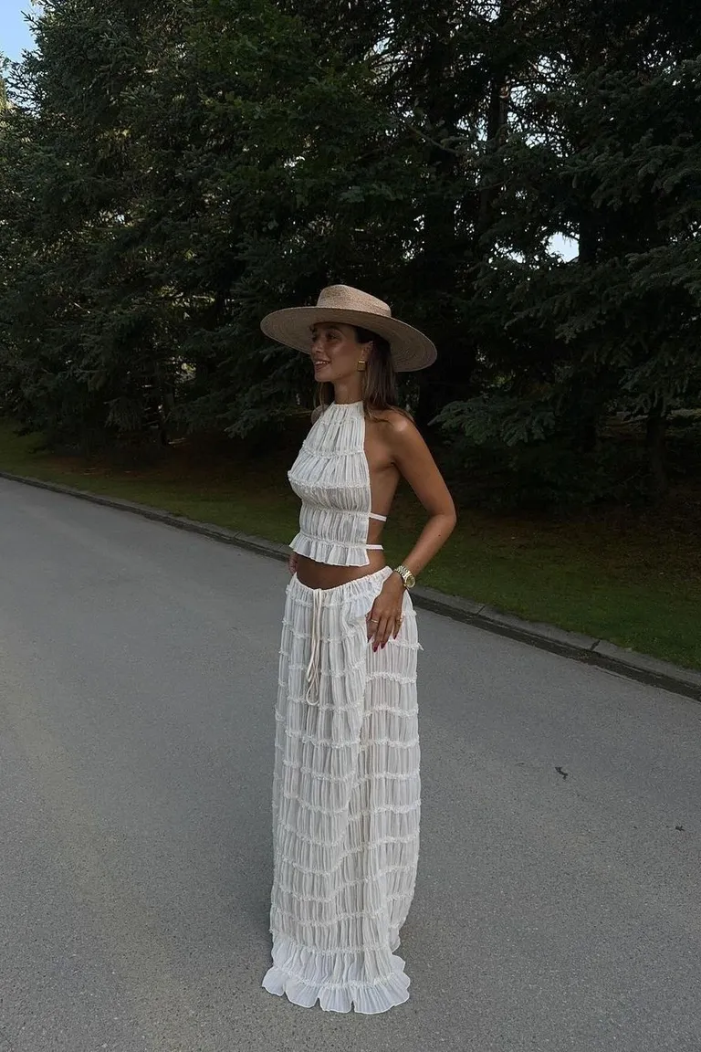 Vestido Bohemio Blanco con Sombrero Cowboy: Estilo Romántico Veraniego de ootd para argentina