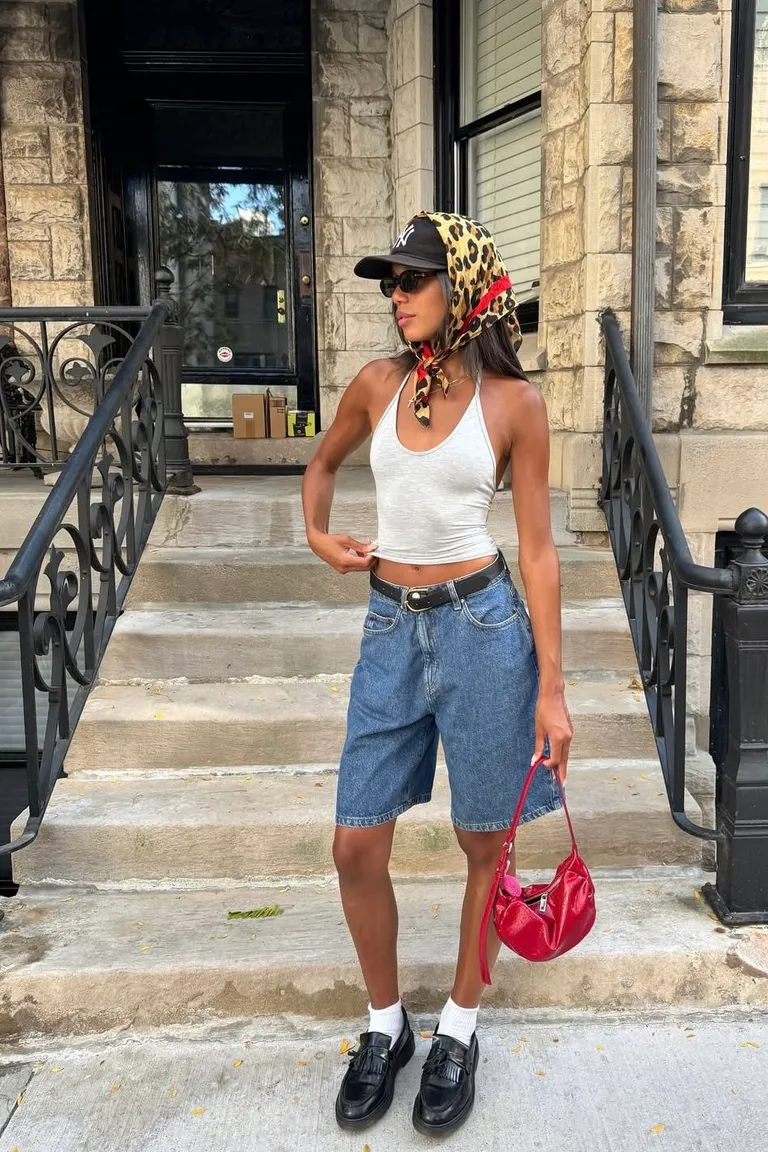 Look Urbano Veraniego: Crop Top y Bermudas Denim Retro 90s de ootd para argentina