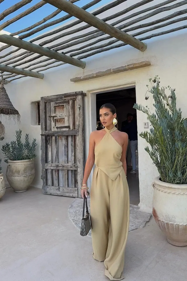 Mono Minimalista en Beige: La Nueva Elegancia Urbana de ootd para argentina