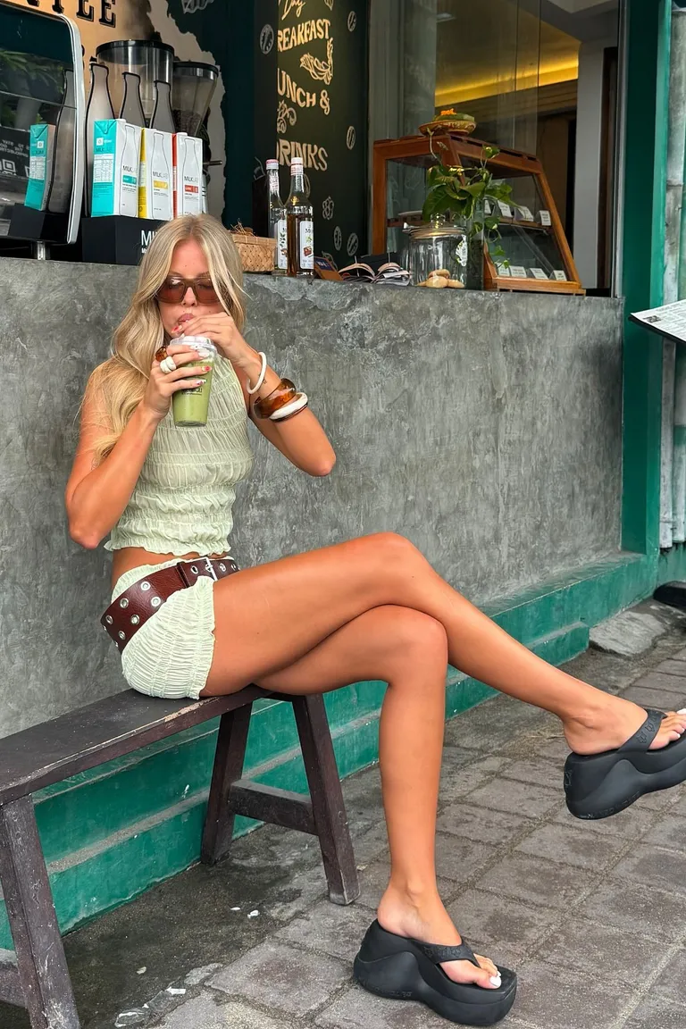 Look Casual Chic: Mini Vestido Blanco y Botines Negros de ootd para argentina