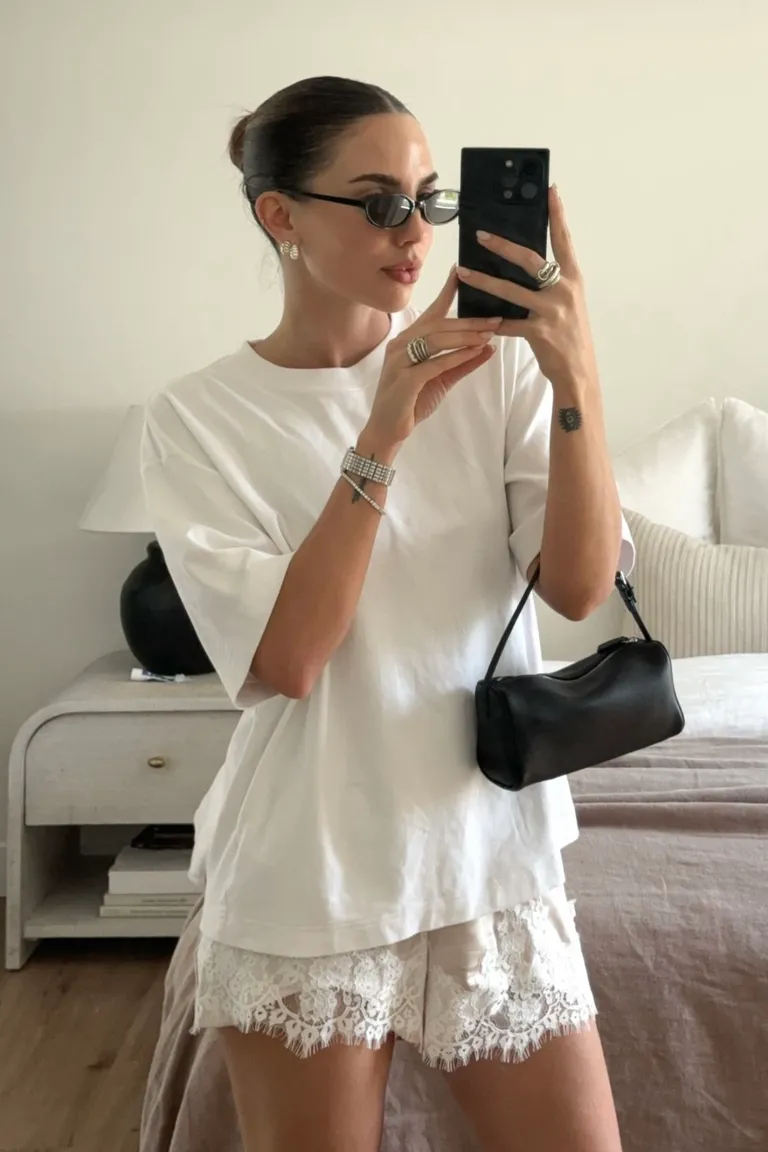 Look Minimalista Veraniego: Blanco Total con Shorts de Encaje de ootd para argentina